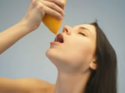 裸體呆萌女飲用葡萄柚汁